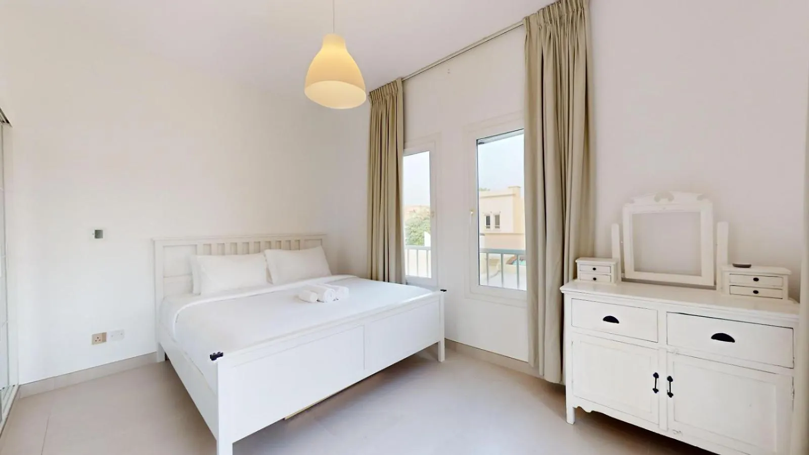 The Lakes - Contemporary Three Bedroom Villa Dubai 0*,