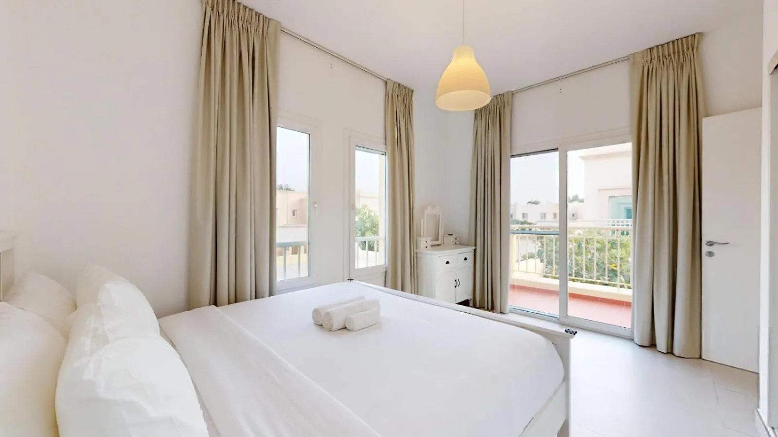 Holiday home The Lakes - Contemporary Three Bedroom Villa Dubai