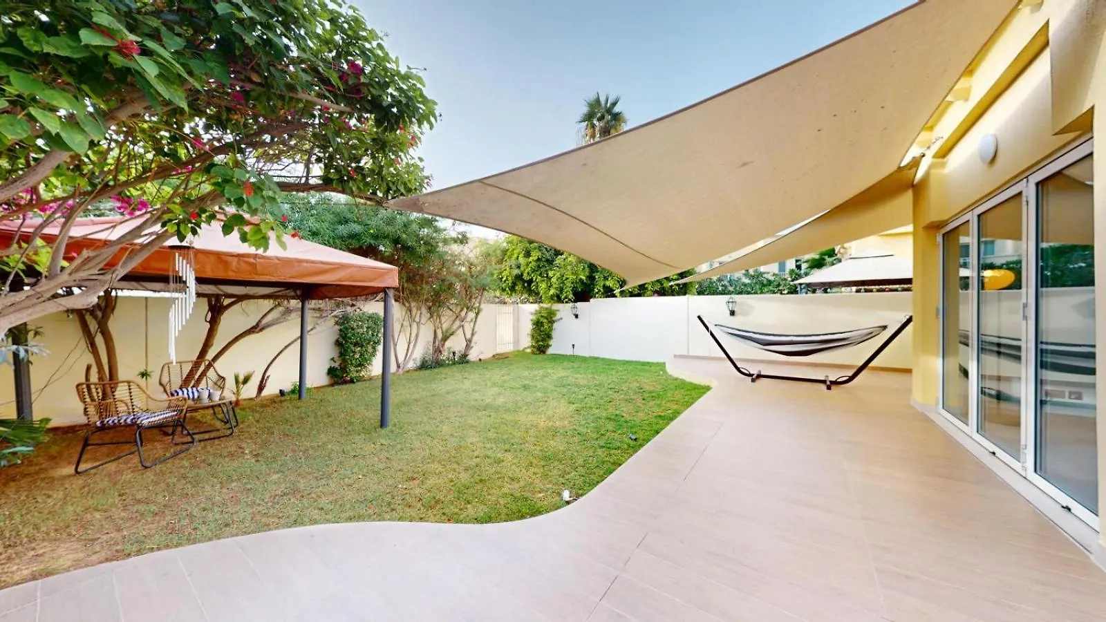 The Lakes - Contemporary Three Bedroom Villa Dubai