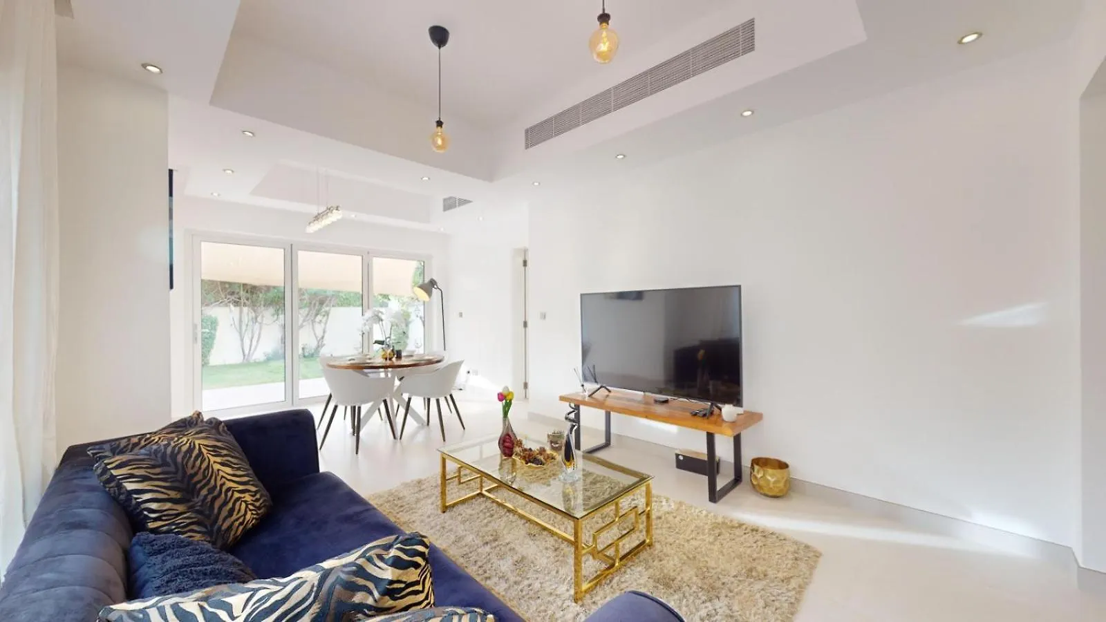 The Lakes - Contemporary Three Bedroom Villa Dubai Holiday home