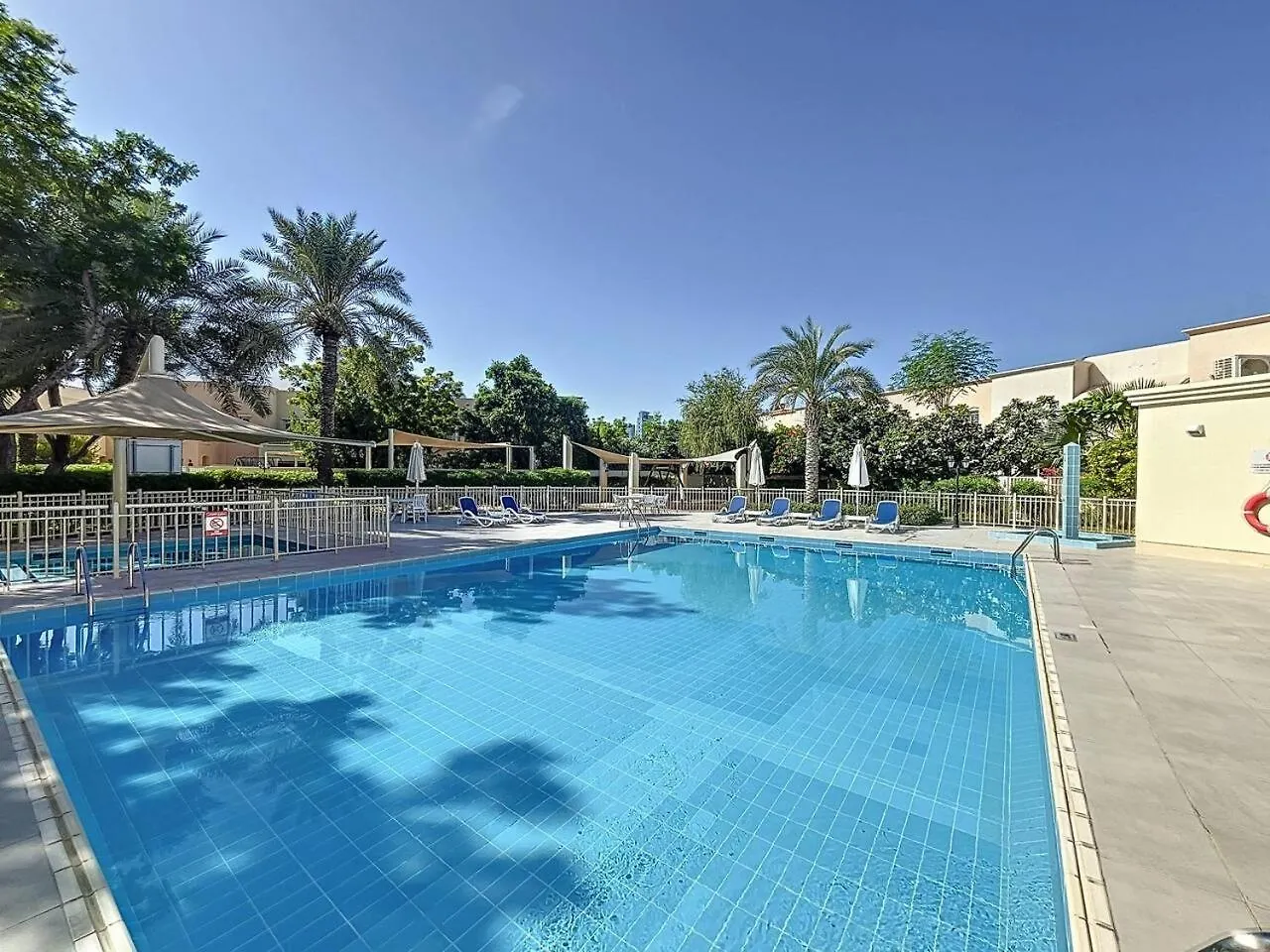 The Lakes - Contemporary Three Bedroom Villa Dubai 0*,