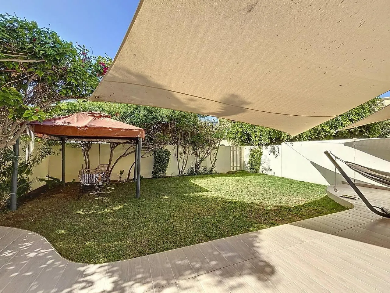 The Lakes - Contemporary Three Bedroom Villa Dubai Holiday home